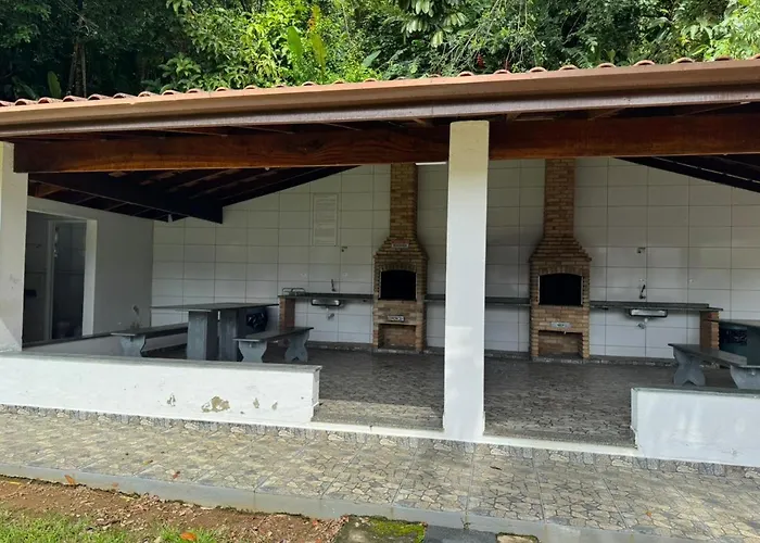 ao lado das praias de Enseada e Santa Rita