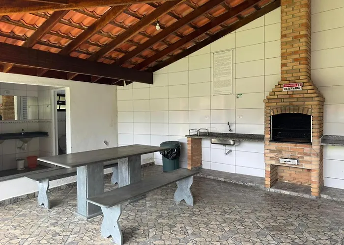 ao lado das praias de Enseada e Santa Rita